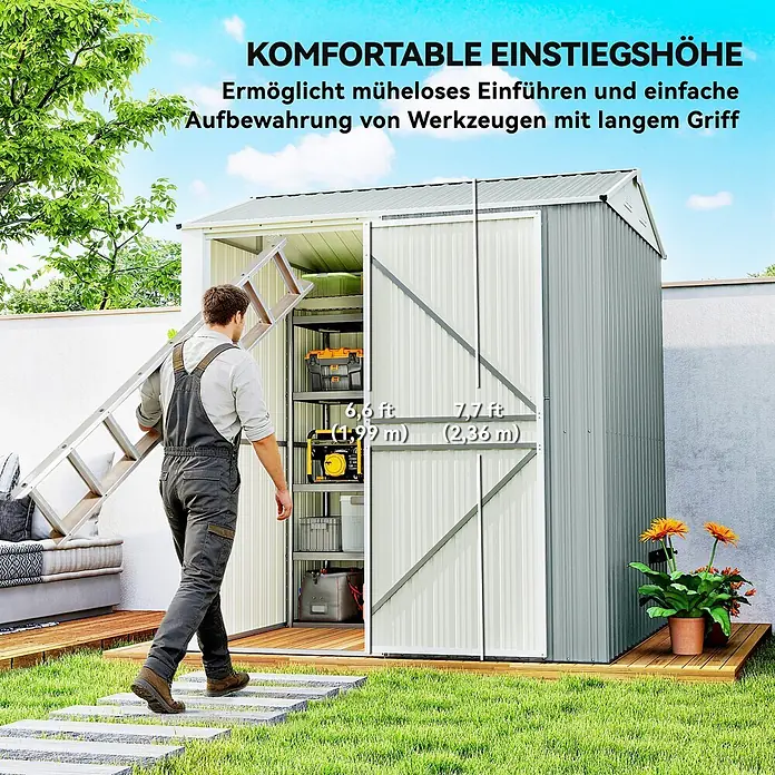 Outsunny Gerätehaus - Außenbreite inkl. Dachüberstand: 209 cm, Außentiefe inkl. Dachüberstand: 177 cm, Stahl, Hellgrau - Mann trägt Leiter in einen grau-weißen Metallgartenschuppen, der hohe Einstiegshöhe für lange Werkzeuge hervorhebt. Maße sichtbar.