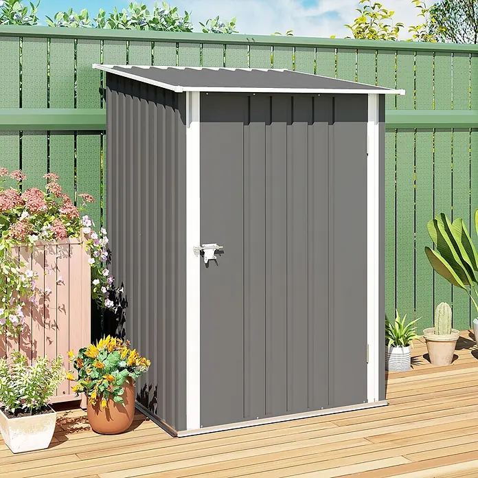 Outsunny Gerätehaus - Außenbreite inkl. Dachüberstand: 100 cm, Außentiefe inkl. Dachüberstand: 103 cm, Stahl, Grau - Kompakter dunkelgrauer Metall-Gartenschuppen mit weißem Rahmen auf einer Holzterrasse im Garten.