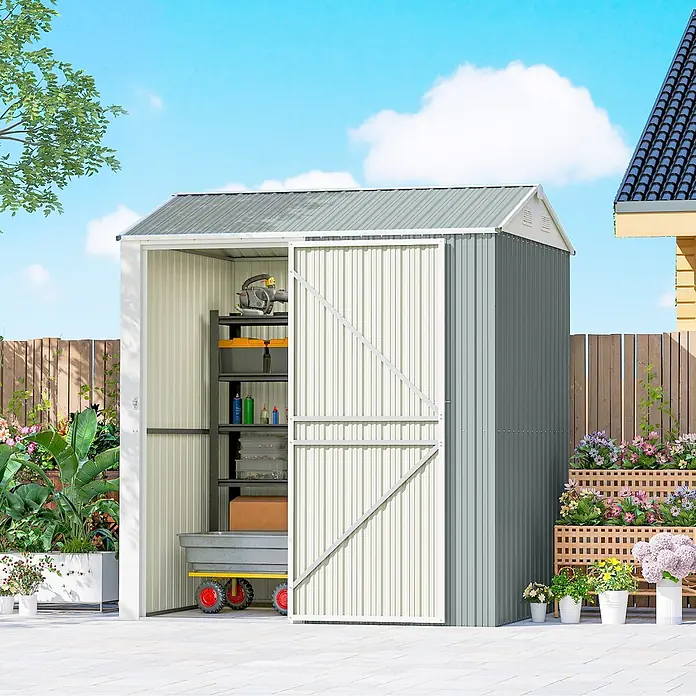 Outsunny Gerätehaus - Außenbreite inkl. Dachüberstand: 209 cm, Außentiefe inkl. Dachüberstand: 177 cm, Stahl, Hellgrau - Graues Metall-Gartenhaus mit offener Schiebetür, die organisierte Regale und einen Rollwagen im Inneren zeigt, in einem sonnigen Garten.