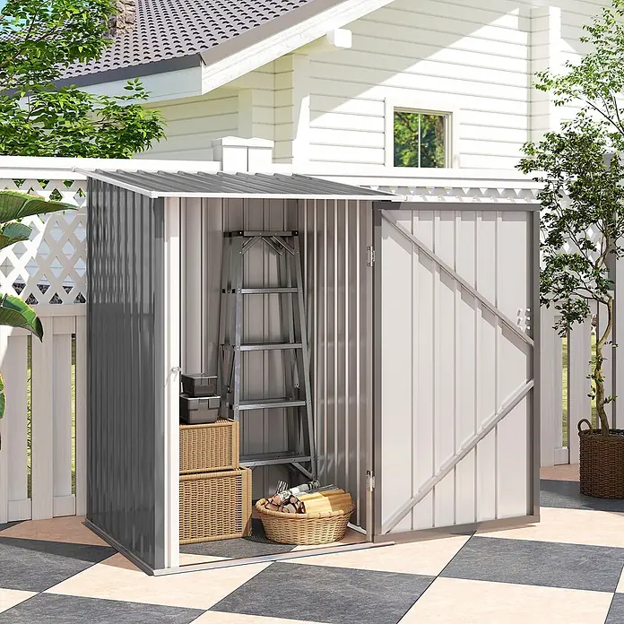 Outsunny Gerätehaus - Außenbreite inkl. Dachüberstand: 100 cm, Außentiefe inkl. Dachüberstand: 103 cm, Stahl, Grau - Grauer Metall-Gartenschuppen mit offener Tür, zeigt Leiter, Boxen und Brennholz. Ideal zur Aufbewahrung im Freien.