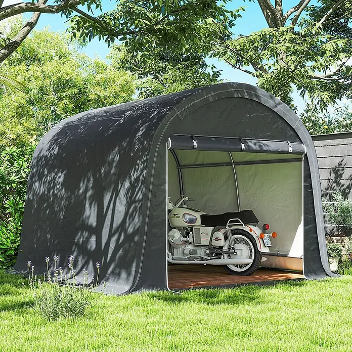 Outsunny Gerätehaus - Außenbreite inkl. Dachüberstand: 300 cm, Außentiefe inkl. Dachüberstand: 300 cm, Stahl, Grau - Dunkelgrauer, gewölbter Motorradunterstand, der ein Motorrad in einem sonnigen Garten schützt.