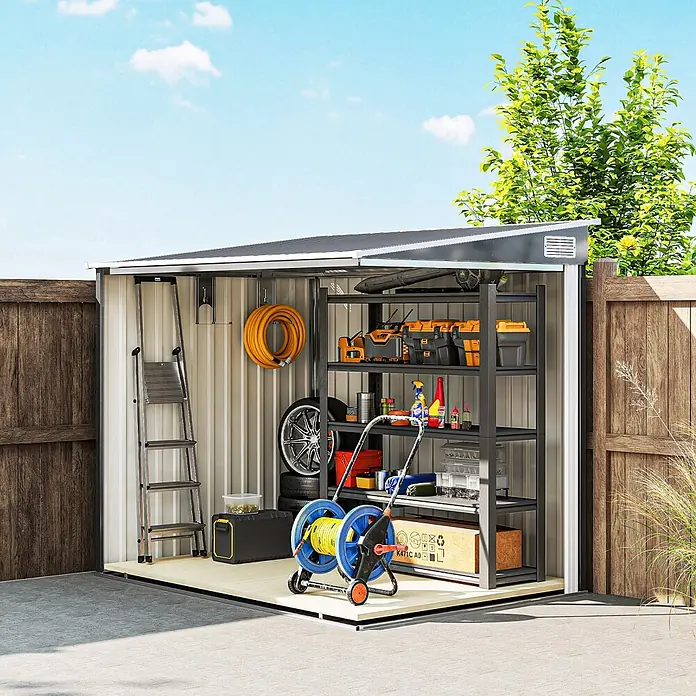 Outsunny Gerätehaus - Außenbreite inkl. Dachüberstand: 154 cm, Außentiefe inkl. Dachüberstand: 206 cm, Stahl, Dunkelgrau - Metall-Gartenschuppen mit schrägem Dach, zeigt organisierte Regale, gefüllt mit Werkzeugen, Schlauch und Trittleiter im Außenbereich.