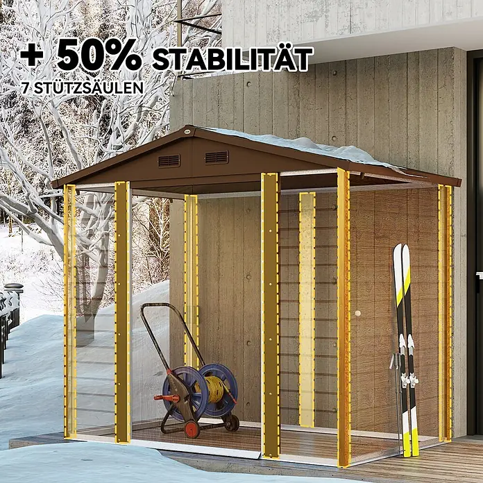 Outsunny Gerätehaus - Außenbreite inkl. Dachüberstand: 236 cm, Außentiefe inkl. Dachüberstand: 152 cm, Stahl, Braun - Brauner Gartenschuppen mit transparenten und Holzpaneelen, hervorgehoben durch 7 gelbe Stützsäulen für erhöhte Stabilität, in schneebedeckter Umgebung.