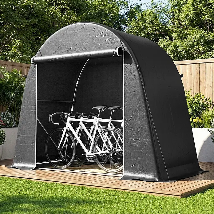 Outsunny Gerätehaus - Außenbreite inkl. Dachüberstand: 200 cm, Außentiefe inkl. Dachüberstand: 120 cm, Kunststoff, Dunkelgrau - Schwarzes gewölbtes Fahrradzelt auf Holzterrasse, beherbergt zwei weiße Fahrräder im Garten.