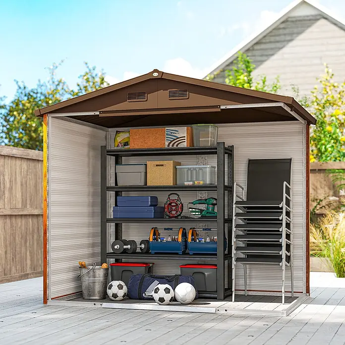 Outsunny Gerätehaus - Außenbreite inkl. Dachüberstand: 236 cm, Außentiefe inkl. Dachüberstand: 152 cm, Stahl, Braun - Geräumiger Geräteschuppen mit braunem Dach und hellen Wellblechwänden, innen mit Regalen für Werkzeuge, Sportgeräte und Lagerkisten ausgestattet.
