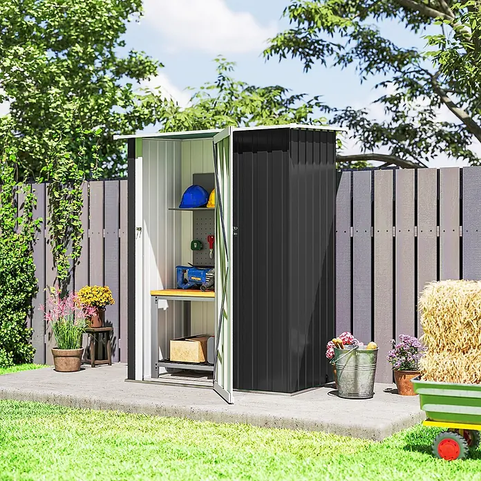 Outsunny Gerätehaus - Außenbreite inkl. Dachüberstand: 142 cm, Außentiefe inkl. Dachüberstand: 86 cm, Stahl, Dunkelgrau - Hoher, schmaler schwarzer Metall-Geräteschrank mit geöffneter Tür, der Regale und Werkzeuge in einem sonnigen Garten zeigt.
