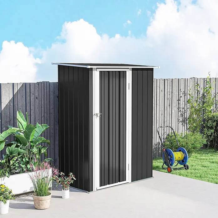 Outsunny Gerätehaus - Außenbreite inkl. Dachüberstand: 142 cm, Außentiefe inkl. Dachüberstand: 86 cm, Stahl, Dunkelgrau - Schwarzer Metall-Gartenschuppen mit weißer Verkleidung auf einer Terrasse, ideal für die Gartenlagerung.
