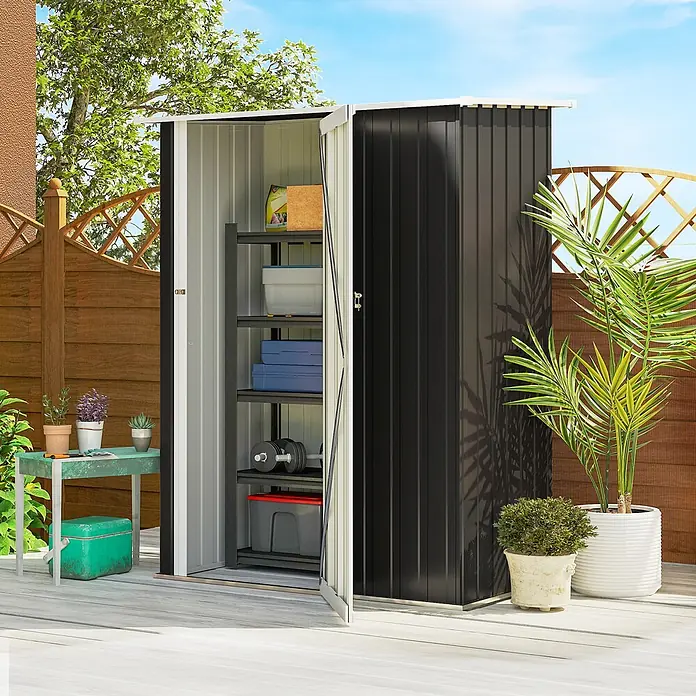 Outsunny Gerätehaus - Außenbreite inkl. Dachüberstand: 142 cm, Außentiefe inkl. Dachüberstand: 86 cm, Stahl, Dunkelgrau - Schwarzer und grauer Metall-Gartenschuppen offen auf einer Terrasse, mit Regalen für Gegenstände.