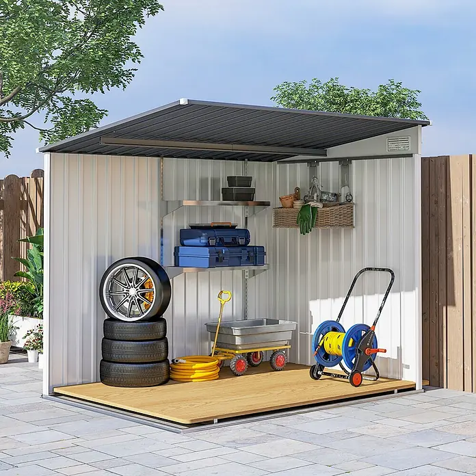 Outsunny Gerätehaus - Außenbreite inkl. Dachüberstand: 154 cm, Außentiefe inkl. Dachüberstand: 206 cm, Stahl, Weiß - Ein Wellblech-Gartenschuppen mit grauem Dach und hellen Wänden, mit Reifen, Gartenschlauch und Werkzeugen auf Regalen. Mit Holzboden.