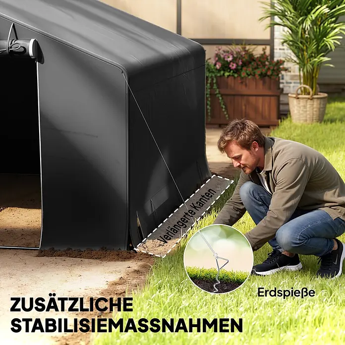 Outsunny Gerätehaus - Außenbreite inkl. Dachüberstand: 300 cm, Außentiefe inkl. Dachüberstand: 300 cm, Kunststoff, Dunkelgrau - Schwarzer Unterstand mit verlängerten Kanten, von einem Mann mit Erdspießen zur zusätzlichen Stabilisierung im Rasen befestigt.