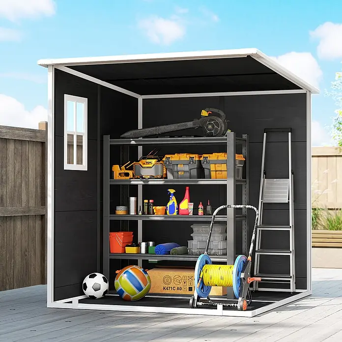 Outsunny Gerätehaus - Außenbreite inkl. Dachüberstand: 182 cm, Außentiefe inkl. Dachüberstand: 182 cm, Aluminium, Grau - Ein offener, schwarzer Geräteschuppen mit weißem Rahmen, gefüllt mit Werkzeugen und Gartengeräten auf Regalen, auf einer Holzterrasse.