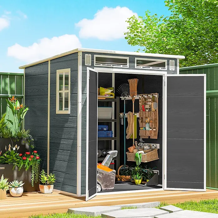 Outsunny Gerätehaus - Außenbreite inkl. Dachüberstand: 182 cm, Außentiefe inkl. Dachüberstand: 182 cm, Aluminium, Grau - Dunkelgrauer Geräteschuppen mit weißem Rand, offen mit Gartenwerkzeugen und Stauraum auf Holzterrasse.