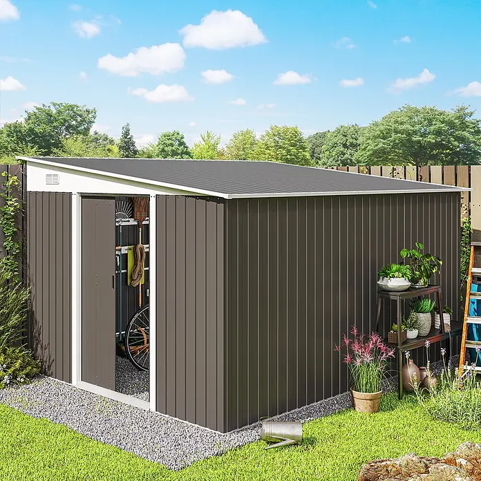 Outsunny Gerätehaus - Außenbreite inkl. Dachüberstand: 280 cm, Außentiefe inkl. Dachüberstand: 345 cm, Stahl, Grau - Brauner Metall-Gartenschuppen mit grauem Dach und weißem Rand im Garten, dessen leicht geöffnete Tür Gartenwerkzeuge zeigt.