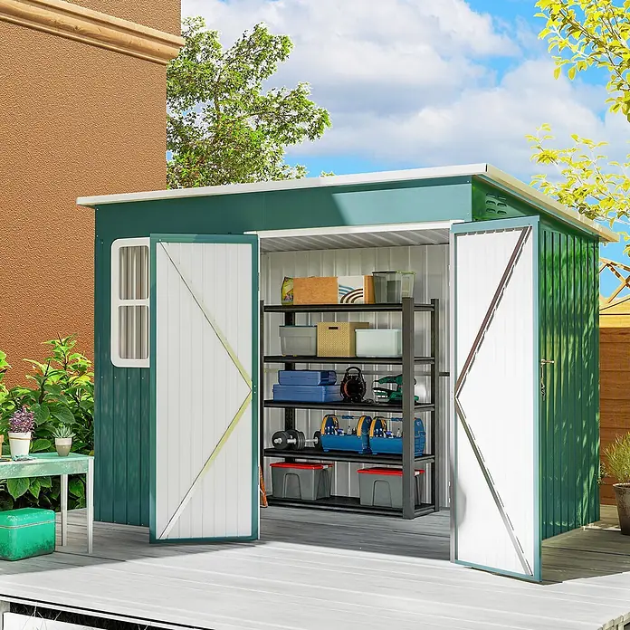Outsunny Gerätehaus - Außenbreite inkl. Dachüberstand: 260 cm, Außentiefe inkl. Dachüberstand: 177 cm, Stahl, Grün - Grüner Metall-Gartenschuppen mit offenen weißen Türen, der Regale für Gartengeräte und Ausrüstung zeigt.