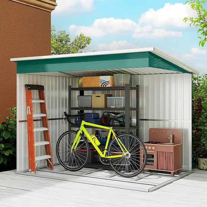 Outsunny Gerätehaus - Außenbreite inkl. Dachüberstand: 260 cm, Außentiefe inkl. Dachüberstand: 177 cm, Stahl, Grün - Grün-weißes, offenes Metall-Abstellhaus/Carport mit Fahrrad, Regalen und Leiter auf einer Holzterrasse.