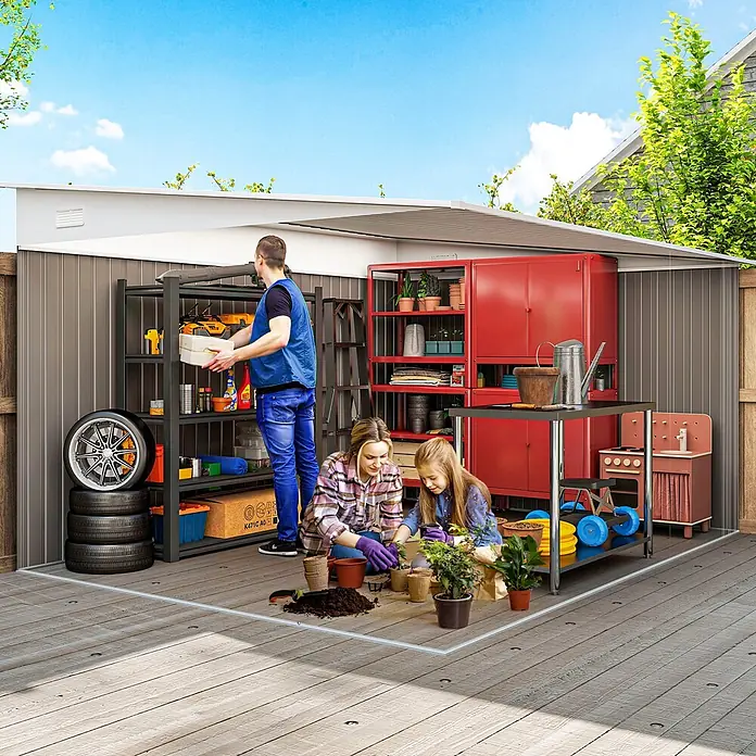 Outsunny Gerätehaus - Außenbreite inkl. Dachüberstand: 280 cm, Außentiefe inkl. Dachüberstand: 345 cm, Stahl, Grau - Familie nutzt offenen Outdoor-Lagerschuppen mit grauen Wänden, weißem Dach, roten Schränken/Regalen für Organisation und Gartenarbeit auf Holzdeck.