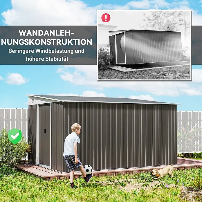 Outsunny Gerätehaus - Außenbreite inkl. Dachüberstand: 280 cm, Außentiefe inkl. Dachüberstand: 345 cm, Stahl, Grau - Dunkelgrauer Anlehnschuppen aus Metall im Garten, für hohe Stabilität und geringere Windlast. Ein Junge spielt daneben Fußball.
