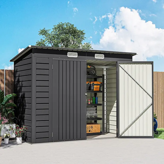 Outsunny Gerätehaus - Außenbreite inkl. Dachüberstand: 249 cm, Außentiefe inkl. Dachüberstand: 121 cm, Stahl, Grau - Dunkelgraues Metall-Gartenhaus in einer Gartenumgebung, eine Tür ist teilweise geöffnet und zeigt Regale.