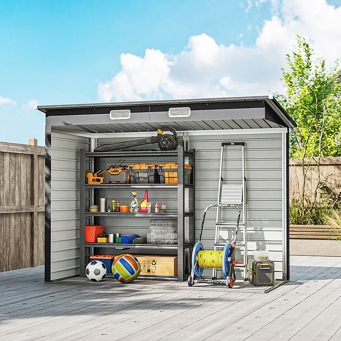 Outsunny Gerätehaus - Außenbreite inkl. Dachüberstand: 249 cm, Außentiefe inkl. Dachüberstand: 121 cm, Stahl, Grau - Graues Metall-Gartengeräteschuppen mit Regalen voller Werkzeuge und Gartengeräte auf einer Holzterrasse.