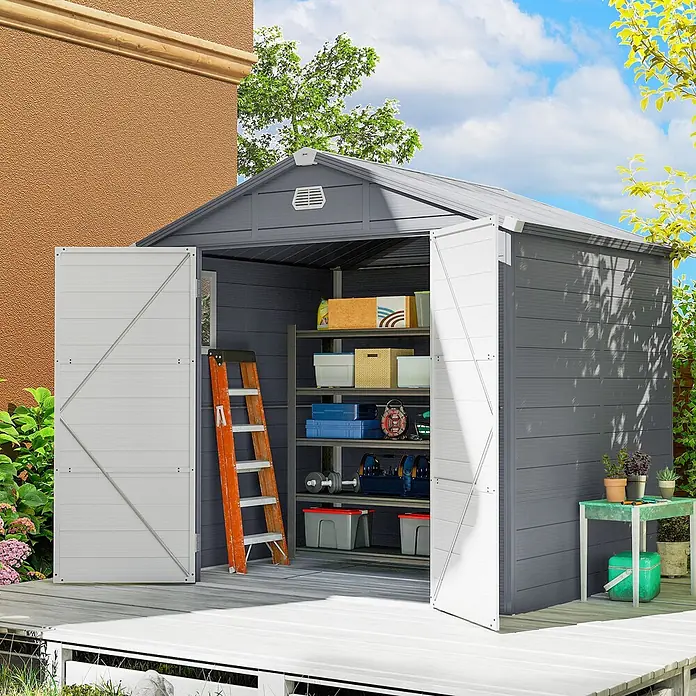 Outsunny Gerätehaus - Außenbreite inkl. Dachüberstand: 240 cm, Außentiefe inkl. Dachüberstand: 190 cm, Aluminium, Dunkelgrau - Grauer Metall-Gartenschuppen mit geöffneten Doppeltüren, der interne Regale zur organisierten Aufbewahrung zeigt.