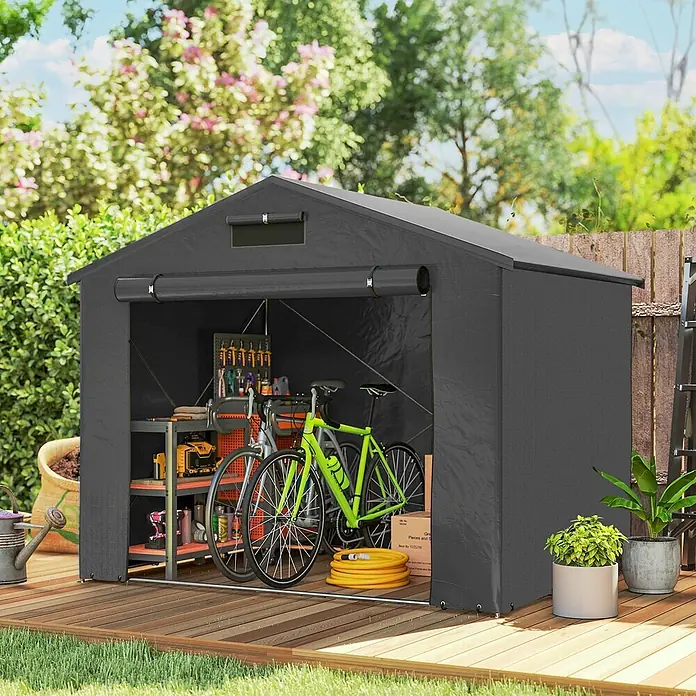 Outsunny Zeltgarage Dunkelgrau 247L x 180B x 202H cm -  - Dunkelgrauer Stoffschuppen im Garten, in dem zwei Fahrräder und Werkzeuge aufbewahrt werden. Der Fronteingang ist hochgerollt.