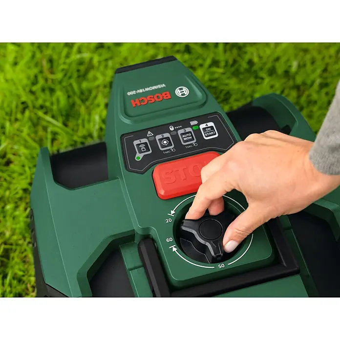 Bosch Power for All 18V Mähroboter VisiMow 18V-200 - 1 Akku, 200 m², Schnittbreite: 18 cm, Kamera-gestützte Navigation, Ultraschallsensorik - Hand dreht schwarzen sternförmigen Knopf am grünen Bosch Mähroboter zur Schnitthöhenverstellung.