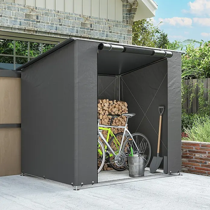 Outsunny Gerätehaus - Außenbreite inkl. Dachüberstand: 187 cm, Außentiefe inkl. Dachüberstand: 120 cm, Stahl, Dunkelgrau - Dunkelgraues Stoff-Lagerzelt mit offener Vorderseite, darin ein Fahrrad, Brennholz und Werkzeuge. Ideal für Gartenlagerung.