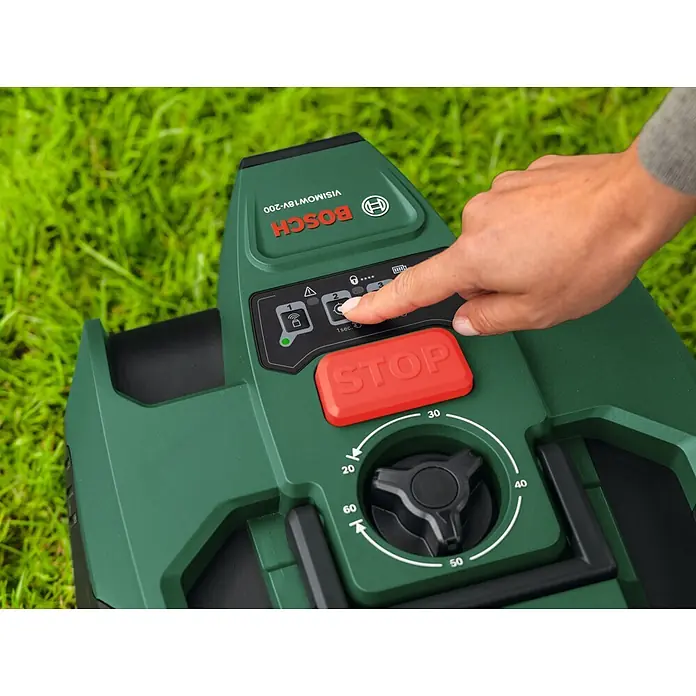 Bosch Power for All 18V Mähroboter VisiMow 18V-200 - 1 Akku, 200 m², Schnittbreite: 18 cm, Kamera-gestützte Navigation, Ultraschallsensorik - Grüner Bosch Mähroboter, eine Hand bedient das Bedienfeld mit rotem STOP-Knopf und Schnitthöhenregler.