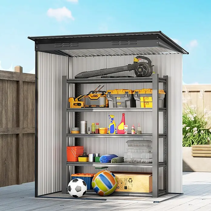 Outsunny Gerätehaus - Außenbreite inkl. Dachüberstand: 159 cm, Außentiefe inkl. Dachüberstand: 106 cm, Stahl, Dunkelgrau - Außen-Metall-Aufbewahrungseinheit mit integrierten Regalen, zur Aufbewahrung von Werkzeugen und Gartengegenständen auf einer Terrasse.