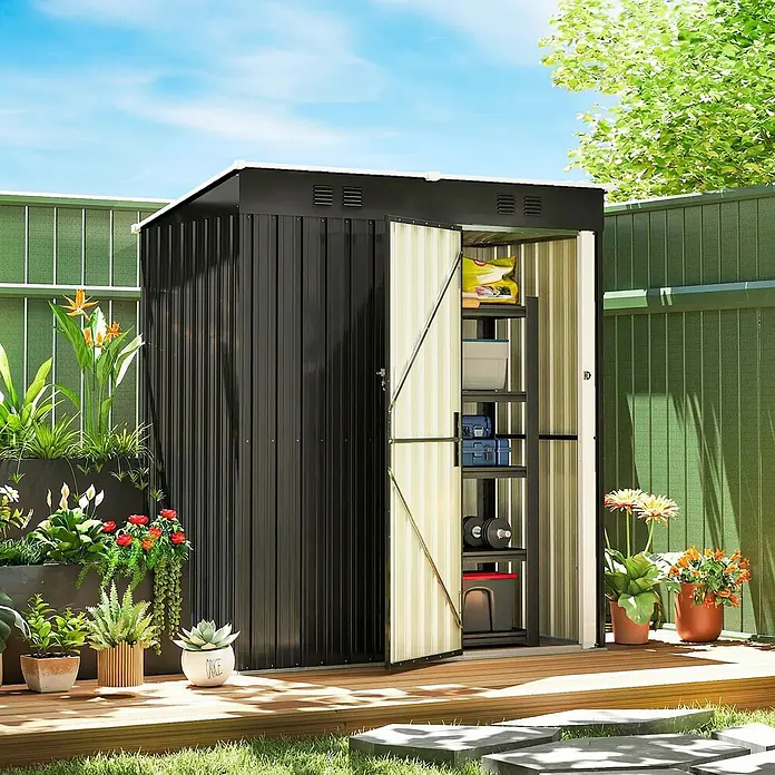 Outsunny Gerätehaus - Außenbreite inkl. Dachüberstand: 163 cm, Außentiefe inkl. Dachüberstand: 90 cm, Stahl, Dunkelgrau - Schwarzer Metall-Gartenschuppen mit offener Tür, der Innenregale zeigt, auf einer Holzterrasse im Garten.