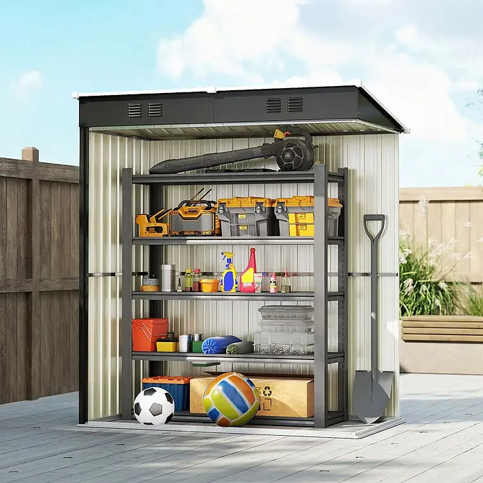 Outsunny Gerätehaus - Außenbreite inkl. Dachüberstand: 163 cm, Außentiefe inkl. Dachüberstand: 90 cm, Stahl, Dunkelgrau - Metall-Gartenschuppen mit schwarzem Dach, beigen Wänden und organisierten Regalen für Werkzeuge und Gartenartikel.