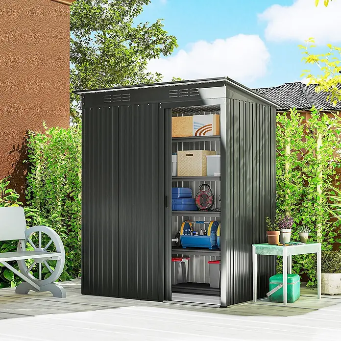 Outsunny Gerätehaus - Außenbreite inkl. Dachüberstand: 159 cm, Außentiefe inkl. Dachüberstand: 106 cm, Stahl, Dunkelgrau - Dunkelgrauer Metall-Geräteschuppen mit Schiebetüren, organisiert mit Werkzeugen auf Regalen, auf einer Holzterrasse im Garten.