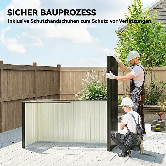 Outsunny Gerätehaus - Außenbreite inkl. Dachüberstand: 163 cm, Außentiefe inkl. Dachüberstand: 90 cm, Stahl, Dunkelgrau - Zwei Personen montieren ein helles Wellblech-Gartenhaus mit dunklen Stützen auf einer Terrasse, sichere Montage betonend.