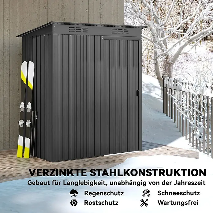 Outsunny Gerätehaus - Außenbreite inkl. Dachüberstand: 159 cm, Außentiefe inkl. Dachüberstand: 106 cm, Stahl, Dunkelgrau - Robustes dunkelgraues Metallgerätehaus für dauerhafte Lagerung im Freien, wetterfest, mit Skiern daneben.