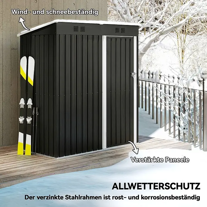 Outsunny Gerätehaus - Außenbreite inkl. Dachüberstand: 163 cm, Außentiefe inkl. Dachüberstand: 90 cm, Stahl, Dunkelgrau - Schwarzer Metallschuppen mit verstärkten Paneelen, für ganzjährige Außenlagerung konzipiert, im Schnee mit Skiern gezeigt.