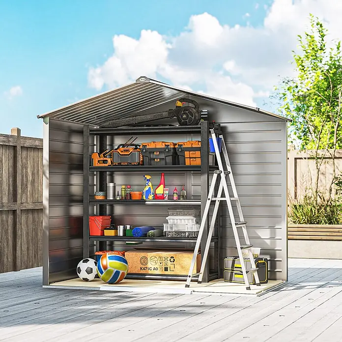 Outsunny Gerätehaus - Außenbreite inkl. Dachüberstand: 213 cm, Außentiefe inkl. Dachüberstand: 131 cm, Stahl, Grau - Ein offener, grauer Metall-Gartenschuppen mit Regalen voller Werkzeuge und Haushaltsgegenstände auf einer Holzterrasse.
