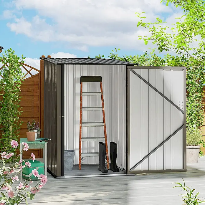 Outsunny Gerätehaus - Außenbreite inkl. Dachüberstand: 100 cm, Außentiefe inkl. Dachüberstand: 103 cm, Stahl, Braun - Metallgartenhaus mit dunkelgrauem Dach und weißen Wellblechwänden, Tür offen mit Leiter und Stiefeln darin, auf Holzterrasse.