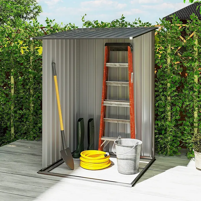 Outsunny Gerätehaus - Außenbreite inkl. Dachüberstand: 100 cm, Außentiefe inkl. Dachüberstand: 103 cm, Stahl, Braun - Grauer Metall-Gartenschuppen auf Holzterrasse, mit Leiter, Schaufel, Schlauch und Stiefeln, umgeben von grünem Laub.