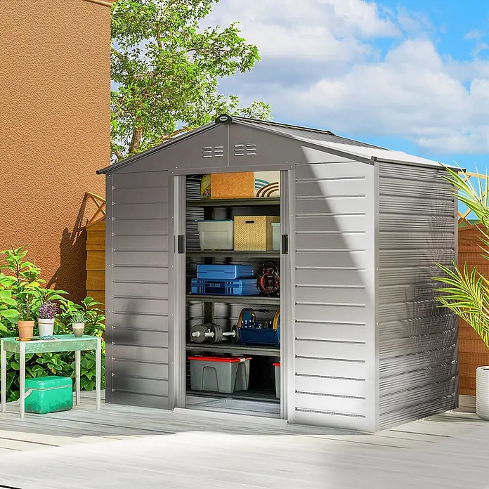 Outsunny Gerätehaus - Außenbreite inkl. Dachüberstand: 213 cm, Außentiefe inkl. Dachüberstand: 131 cm, Stahl, Grau - Grauer Metall-Gartenschuppen mit offener Tür, der organisierte Regale mit verschiedenen Gegenständen auf einer Holzterrasse zeigt.