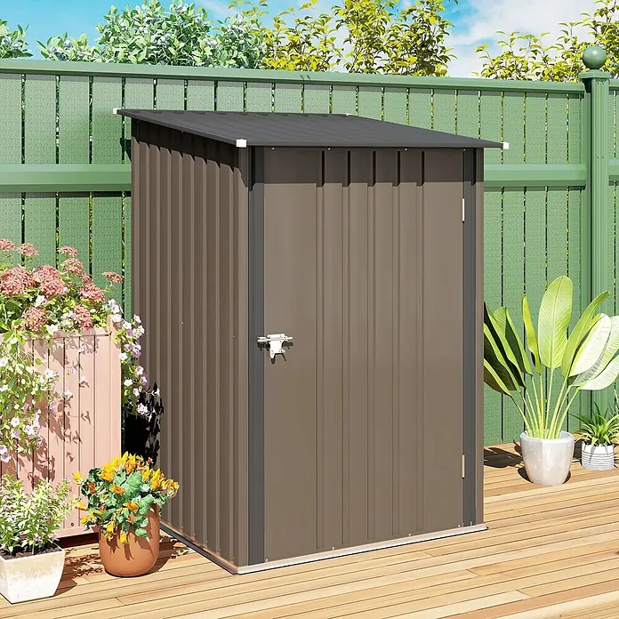 Outsunny Gerätehaus - Außenbreite inkl. Dachüberstand: 100 cm, Außentiefe inkl. Dachüberstand: 103 cm, Stahl, Braun - Kompakter brauner Metallgartenschuppen mit dunkelgrauem Dach auf Holzterrasse, umgeben von Pflanzen.