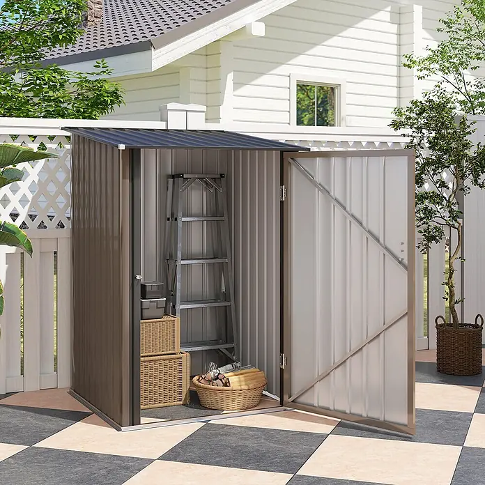 Outsunny Gerätehaus - Außenbreite inkl. Dachüberstand: 100 cm, Außentiefe inkl. Dachüberstand: 103 cm, Stahl, Braun - Braun-grauer Metall-Gartenschuppen mit offener Tür, zeigt Leiter, Weidenkörbe und Brennholz im Inneren.