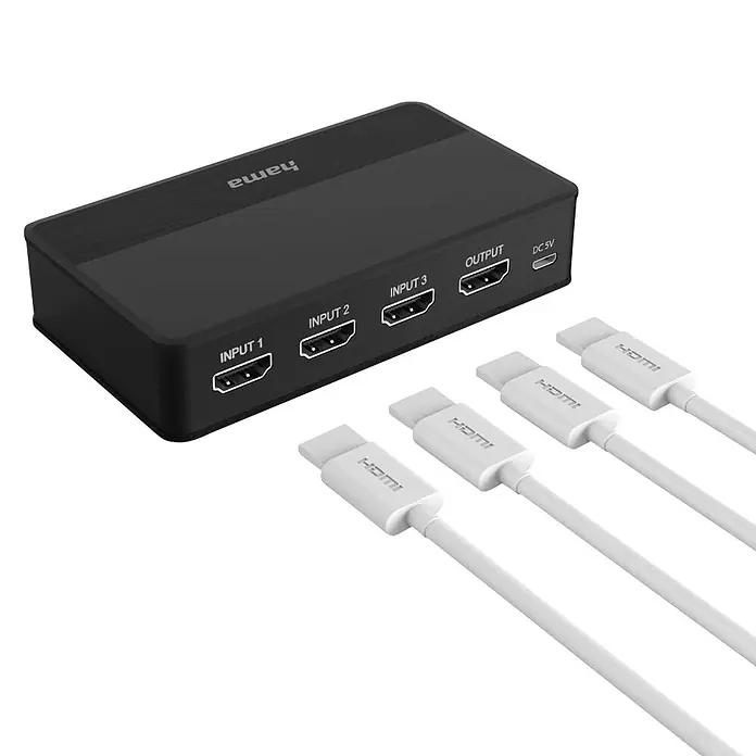 Hama HDMI-Umschalter 00121770 4K-HDMI-Umschalter 3x1 - Schwarz - Schwarzer HDMI-Switch mit drei Eingängen und einem Ausgang, zusammen mit vier weißen HDMI-Kabeln.