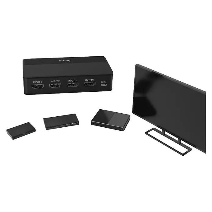 Hama HDMI-Umschalter 00121770 4K-HDMI-Umschalter 3x1 - Schwarz - Schwarzer HDMI-Switch mit drei Eingängen und einem Ausgang, gezeigt mit einem Flachbildfernseher und weiteren Elektronikgeräten.