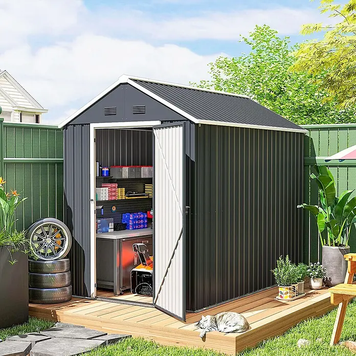 Outsunny Gerätehaus - Außenbreite inkl. Dachüberstand: 172 cm, Außentiefe inkl. Dachüberstand: 259 cm, Stahl, Dunkelgrau - Dunkelgrauer Metallschuppen mit weißem Dachrand, Tür offenbart organisierte Werkzeuge, auf Holzdeck im Garten.