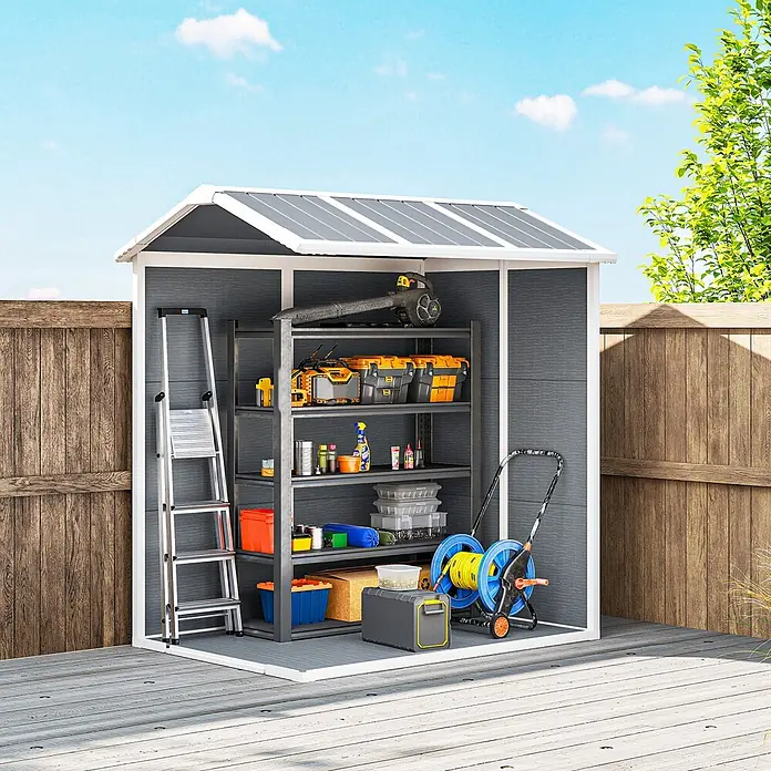 Outsunny Gerätehaus - Außenbreite inkl. Dachüberstand: 131 cm, Außentiefe inkl. Dachüberstand: 186 cm, Aluminium, Grau - Ein offener grau-weißer Gartenlagerraum mit organisierten Regalen voller Gartengeräte und -ausrüstung auf einer Holzterrasse.