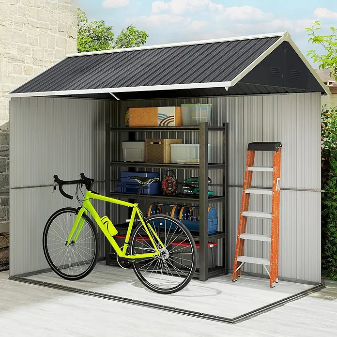 Outsunny Gerätehaus - Außenbreite inkl. Dachüberstand: 172 cm, Außentiefe inkl. Dachüberstand: 259 cm, Stahl, Dunkelgrau - Graues Wellblech-Gartenhaus mit schwarzem Dach, lagert Fahrrad, Regale mit Gegenständen und Leiter.