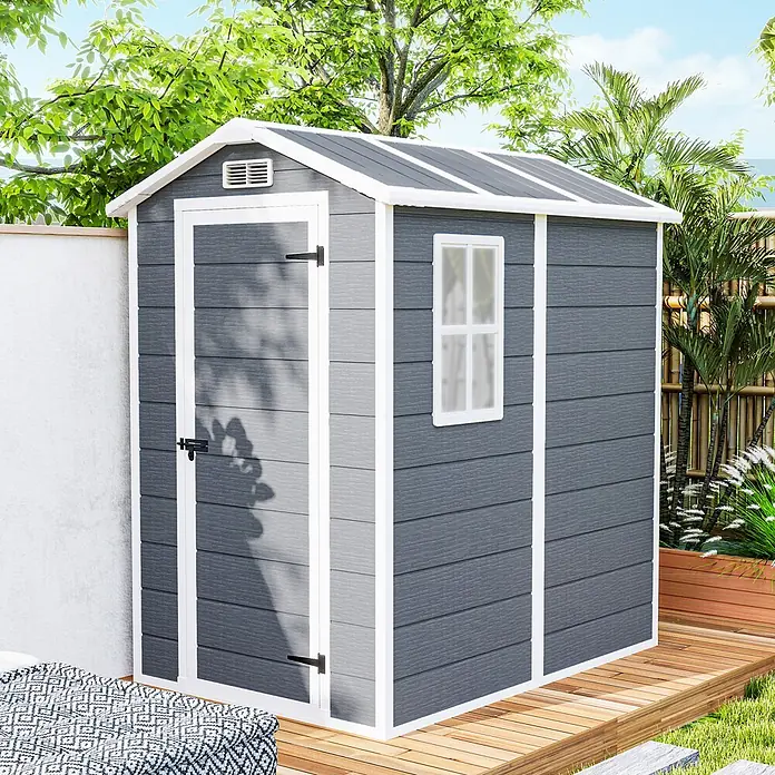 Outsunny Gerätehaus - Außenbreite inkl. Dachüberstand: 131 cm, Außentiefe inkl. Dachüberstand: 186 cm, Aluminium, Grau - Ein dunkelgrauer Gartenschuppen mit weißem Zierleisten und kleinem Fenster, auf einer Holzterrasse in einem sonnigen Garten.