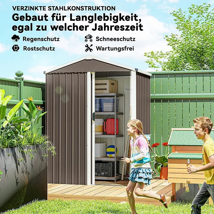 Outsunny Gerätehaus - Außenbreite inkl. Dachüberstand: 136 cm, Außentiefe inkl. Dachüberstand: 87 cm, Stahl, Braun - Brauner verzinkter Stahl-Gartenschuppen mit doppelter Schiebetür, im Garten mit Lagerartikeln und spielenden Kindern.