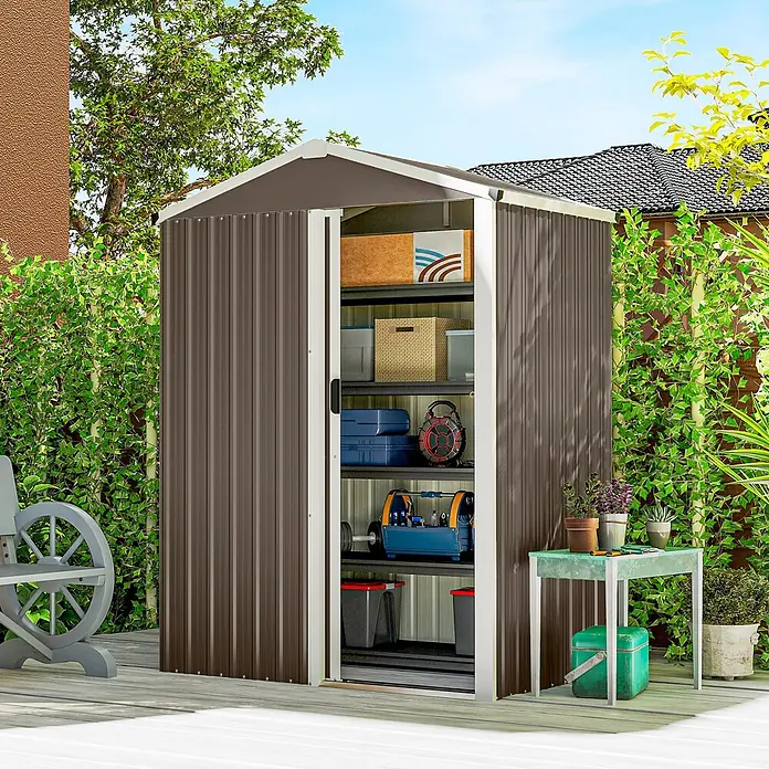 Outsunny Gerätehaus - Außenbreite inkl. Dachüberstand: 136 cm, Außentiefe inkl. Dachüberstand: 87 cm, Stahl, Braun - Brauner Metall-Gartenschuppen mit offener Tür, der interne Regale zeigt, auf einer Holzterrasse im Garten.