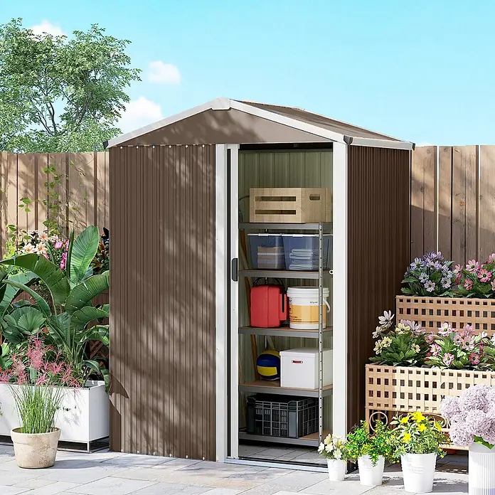 Outsunny Gerätehaus - Außenbreite inkl. Dachüberstand: 136 cm, Außentiefe inkl. Dachüberstand: 87 cm, Stahl, Braun - Braunes Metallgerätehaus mit geöffneter Tür, das Innenregale mit Aufbewahrungsbehältern und Zubehör in einem Garten zeigt.